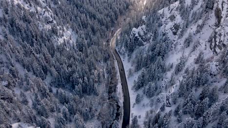 Paisaje-Invernal-Aéreo-De-Carretera-En-Nevado,-Hermoso-Valle-De-Montaña