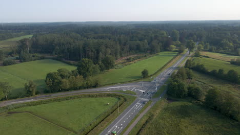 Pluma-Alta-Abajo-De-Una-Concurrida-Intersección-En-La-Carretera-En-Las-Zonas-Rurales-De-Holanda