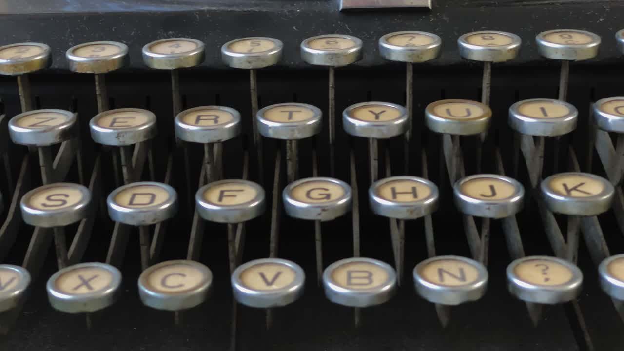 primer plano de una vieja máquina de escribir polvorienta