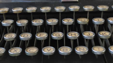 primer plano de una vieja máquina de escribir polvorienta