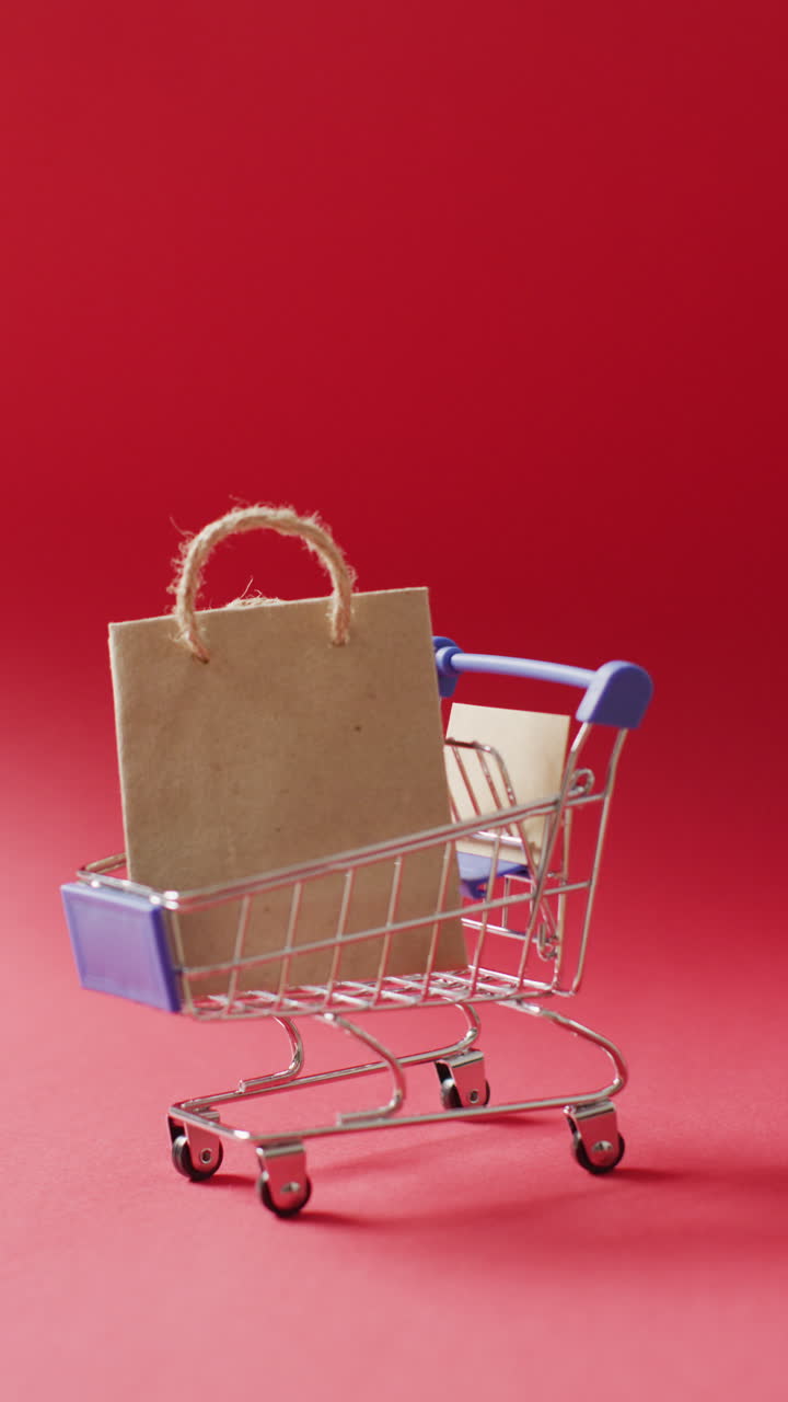 video vertical del carrito de compras con bolsa en fondo rojo