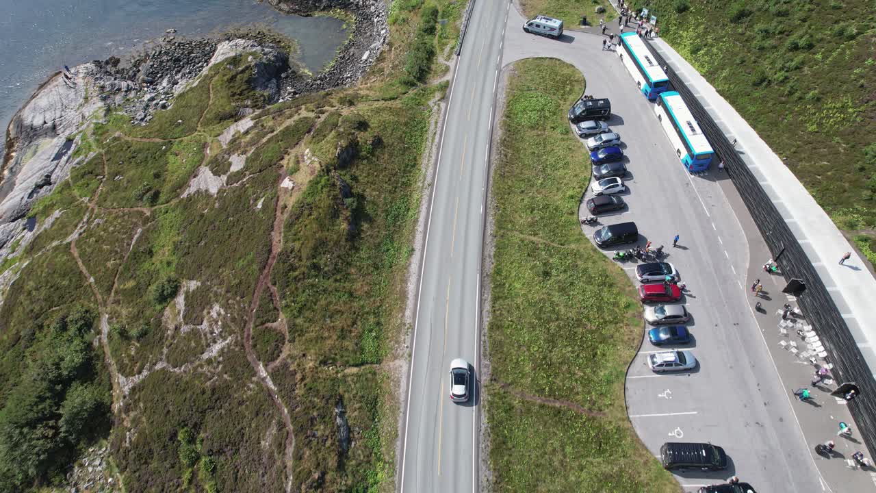세계적으로 유명한 대서양 도로 다리 (atlantic road bridge) 에 있는 주차장, 노르웨이
