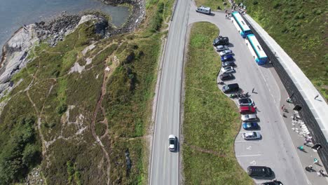 estacionamiento en el mundialmente famoso puente de la carretera atlantic atlanterhavsvegen, noruega