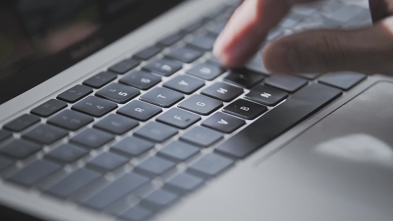 젊은 남자의 손이 타이핑을 하고 있는 모습입니다.