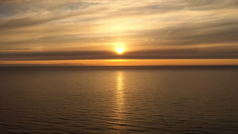 Vista-Aérea-De-Una-Hermosa-Puesta-De-Sol-Sobre-El-Mar.-Playa-Archipiélago-De-Lofoten,-Noruega.