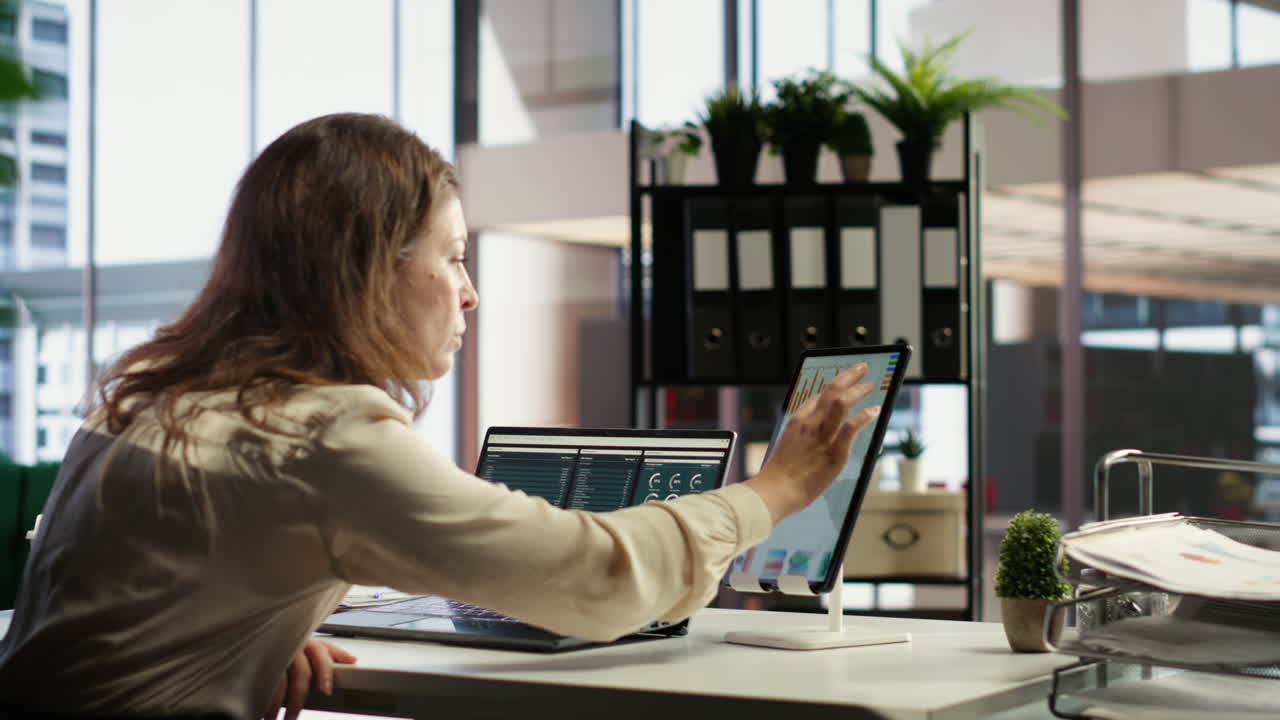 mujer directora decidida desarrollando un nuevo plan de negocios