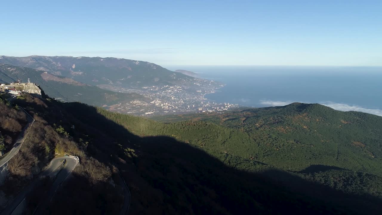 vista de la montaña de la ciudad costera