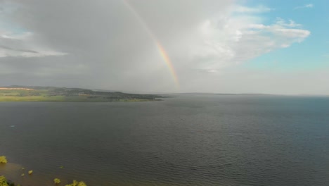 toma aérea de un arco iris sobre el lago victoria