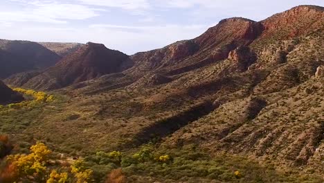 un barrido aéreo del colorido follaje de otoño de sycamore canyon, bosque nacional coconino, arizona