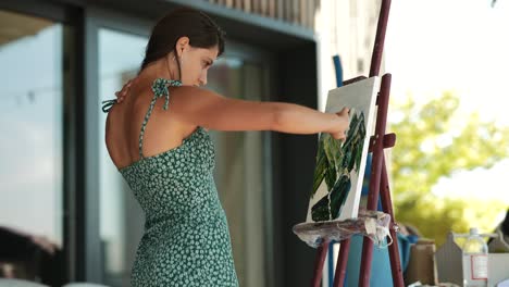 mujer pintando al aire libre
