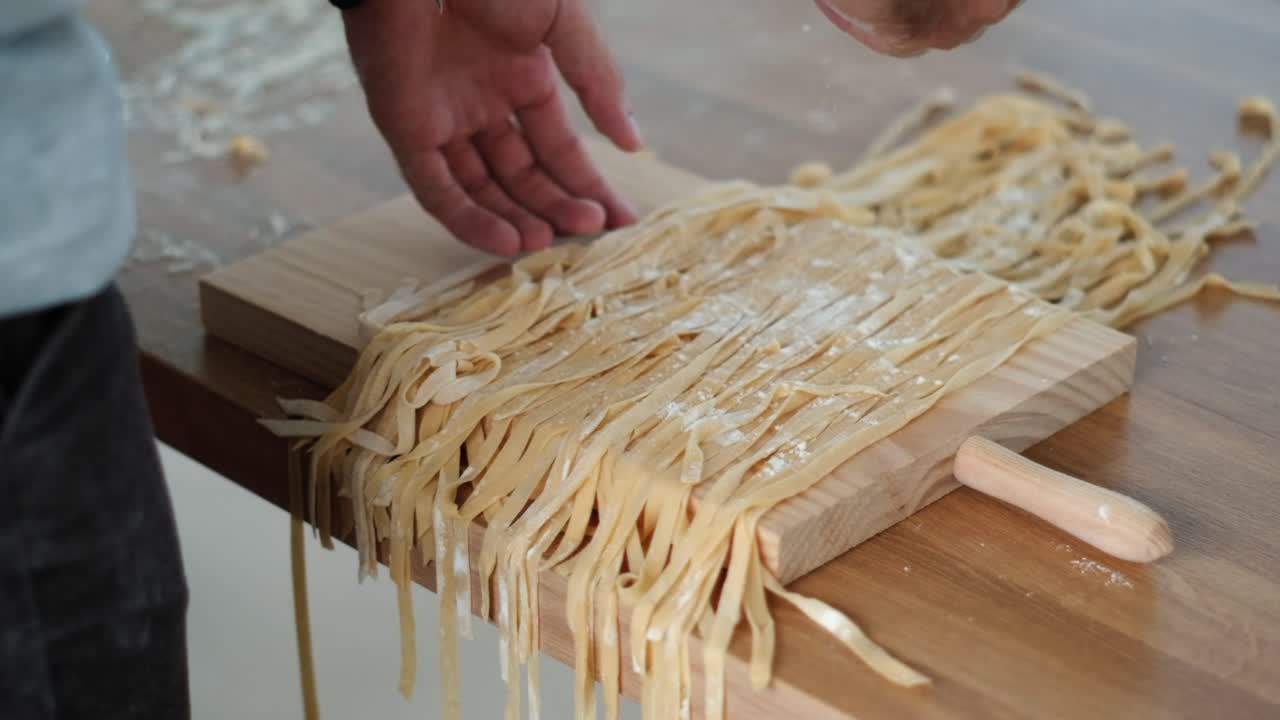 집에서 만든 달 ⁇  파스타를 위한 수작업으로 만든  ⁇ 리텔레의 클로즈업  ⁇  - 영화