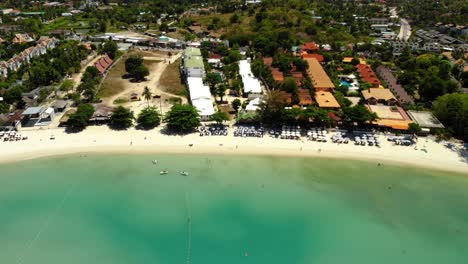 Zoom-En-La-Playa-De-Choeng-Moe-En-Koh-Samui,-Tailandia,-Con-Un-Dron