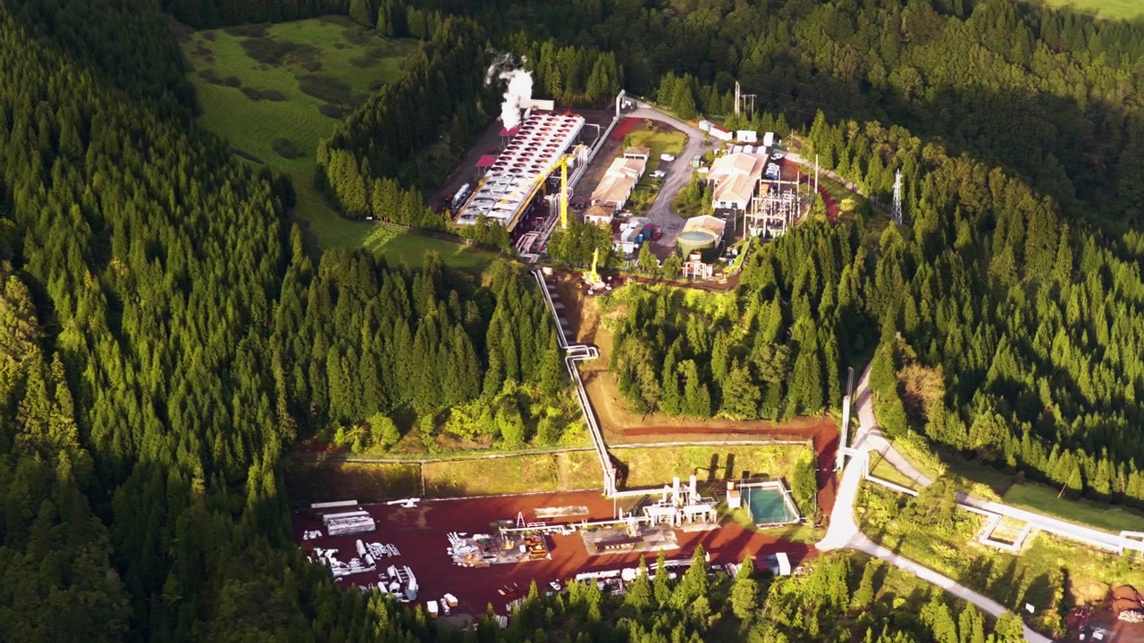 Letecký pohled na geotermální elektrárnu na zalesněném kopci v Ribeira Grande, Azory, Portugalsko