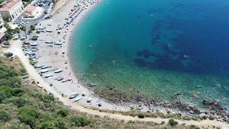 this people is reasting in the sicily ocean of italy