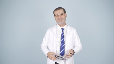 y el abrigo de médico.