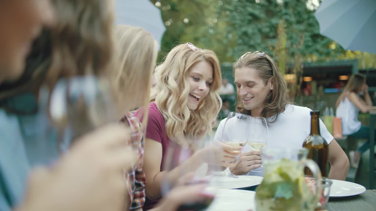 야외 저녁 파티에서 술을 마시는 친구들.