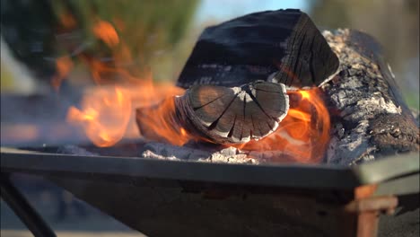 hermoso fuego en una hoguera de hierro en un lugar de celebración de bodas en ottawa, ontario