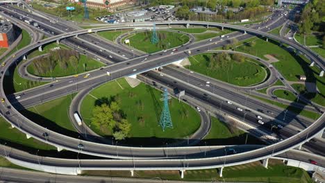 Vista-Aérea-De-Una-Intersección-De-Autopistas-Con-Senderos-De-Tráfico-En-Moscú.