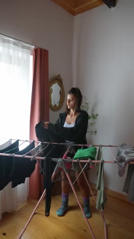 mujer lavando la ropa