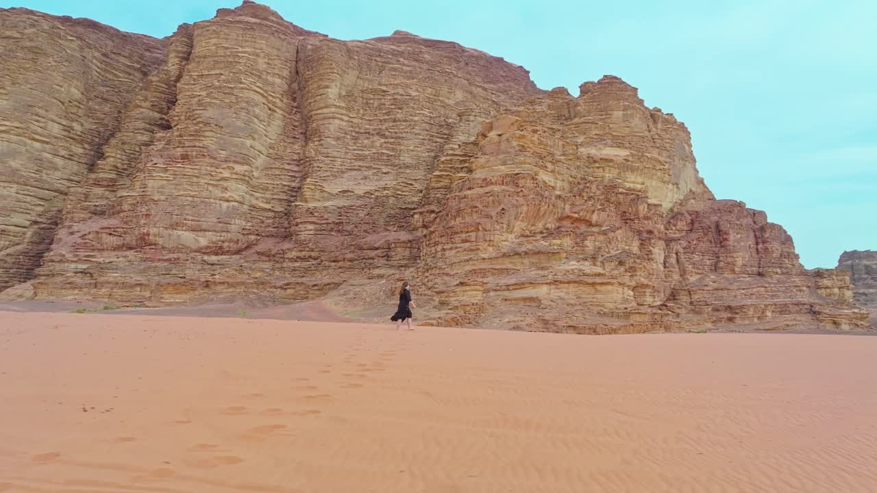 mujer vagando sola en el paisaje desértico de wadi rum en aqaba, jordania