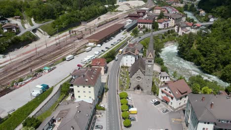 Vista-Aérea-Cinematográfica-De-Un-Pequeño-Pueblo-Con-La-Iglesia-Franzensfeste-Y-La-Estación-De-Tren-Cerca-Del-Río-Eisack.