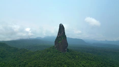 pico cão grande is a volcanic elevation with a pronouncedly shape in the ôbo natural park. it rises above 300 m in height in relation to the ground, and the summit is 663 m above sea level.
são tome
