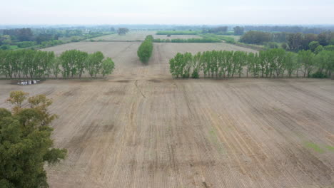 Luftaufnahme-Der-Landwirtschaftlichen-Landschaft,-Leerer-Feldboden-Zur-Vorbereitung-Der-Aussaat-Von-Schwarzem-Soja-Und-Des-Weizenanbaus,-Drohnenkamera-Bewegt-Sich-Langsam-Rückwärts