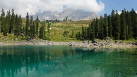 el video muestra la vista desde el centro del lago carezza