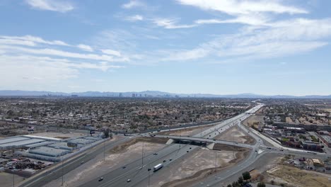 Drohnenaufnahme-Aus-Der-Vogelperspektive-Eines-Besonderen-Mojave-Wüstenambientes-Mit-Sommerlinie-In-Einem-Vorort-Von-Las-Vegas