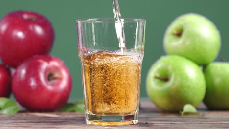 vierte el jugo de manzana en un vaso.