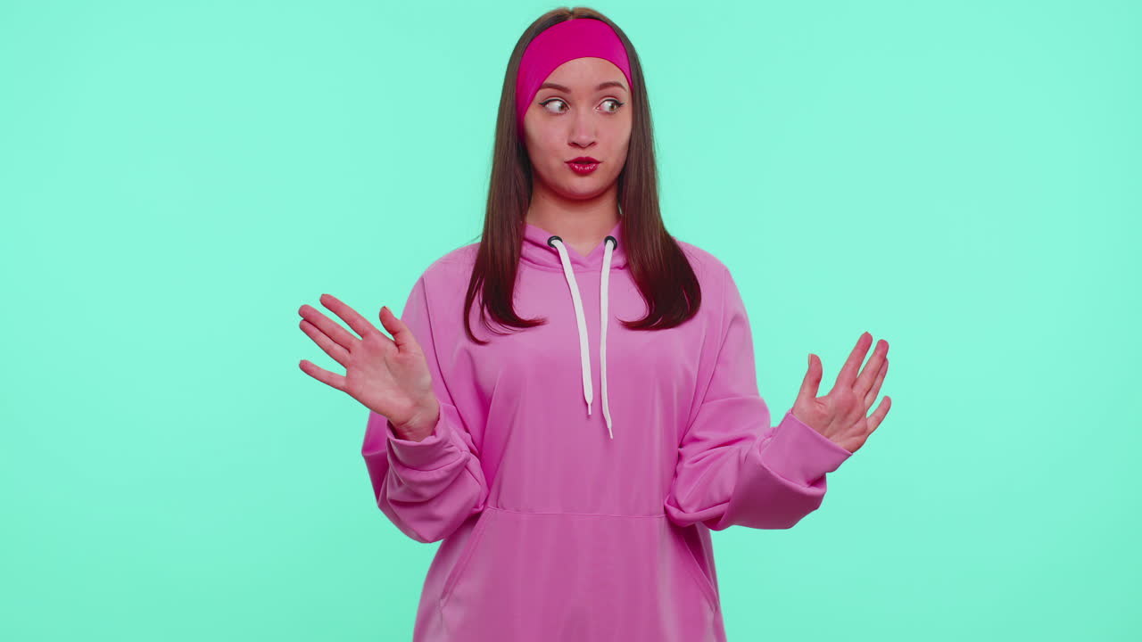 혼란스러운 십대 소녀는 손가락을 가리키며 스스로에게 물어보고 누가 왜 나에게 감사합니다. 나는 그것을 필요로하지 않습니다.