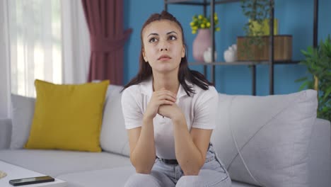 mujer joven con problemas psicológicos sola en casa.