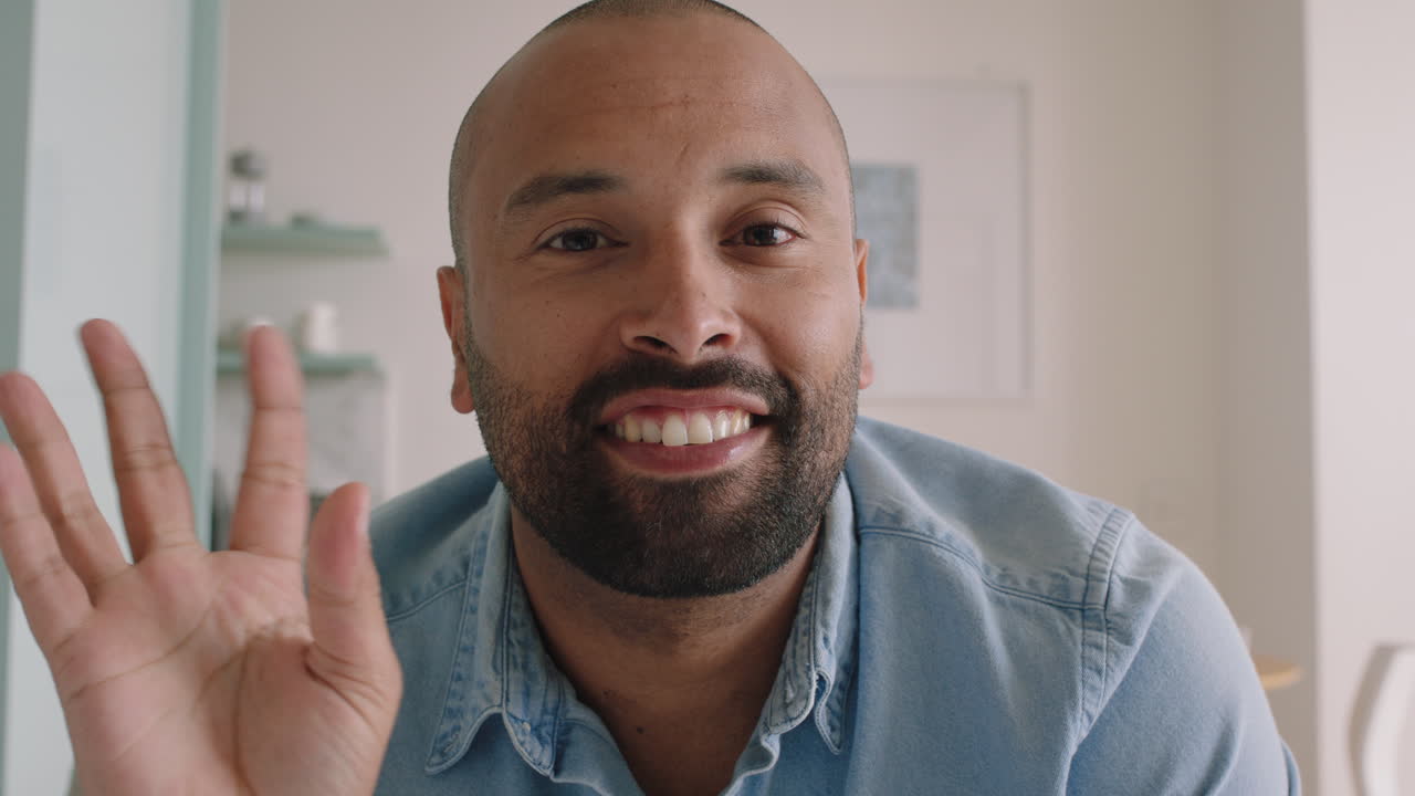 joven atractivo teniendo video chat usando lenguaje de señas en la cámara web en casa hablando compartiendo estilo de vida disfrutando de la comunicación en línea en pantalla horizontal