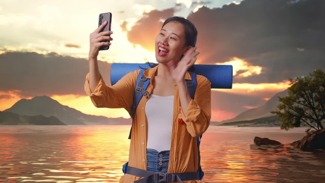 mujer tomando una selfie al atardecer junto a un lago