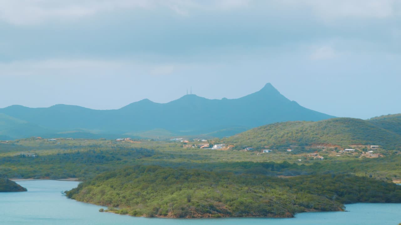 alta vista estática de la montaña christoffelberg en curacao más allá de la bahía de santa martha