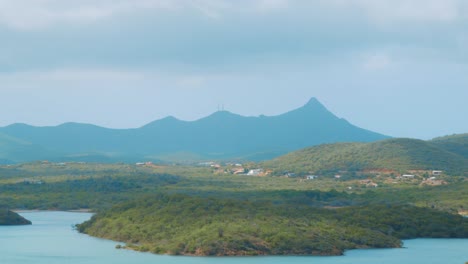 산타 마사 베이 너머 큐라소에 있는 크리스토펠베르그 산의 높은 정적인 전망