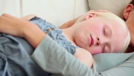 madre durmiendo con su hija