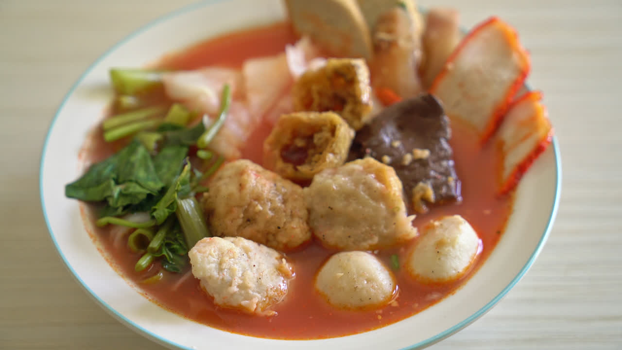 fideos con albóndigas en sopa rosa o yen ta cuatro fideos al estilo asiático