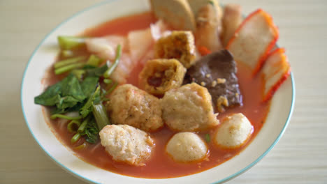 fideos con albóndigas en sopa rosa o yen ta cuatro fideos al estilo asiático