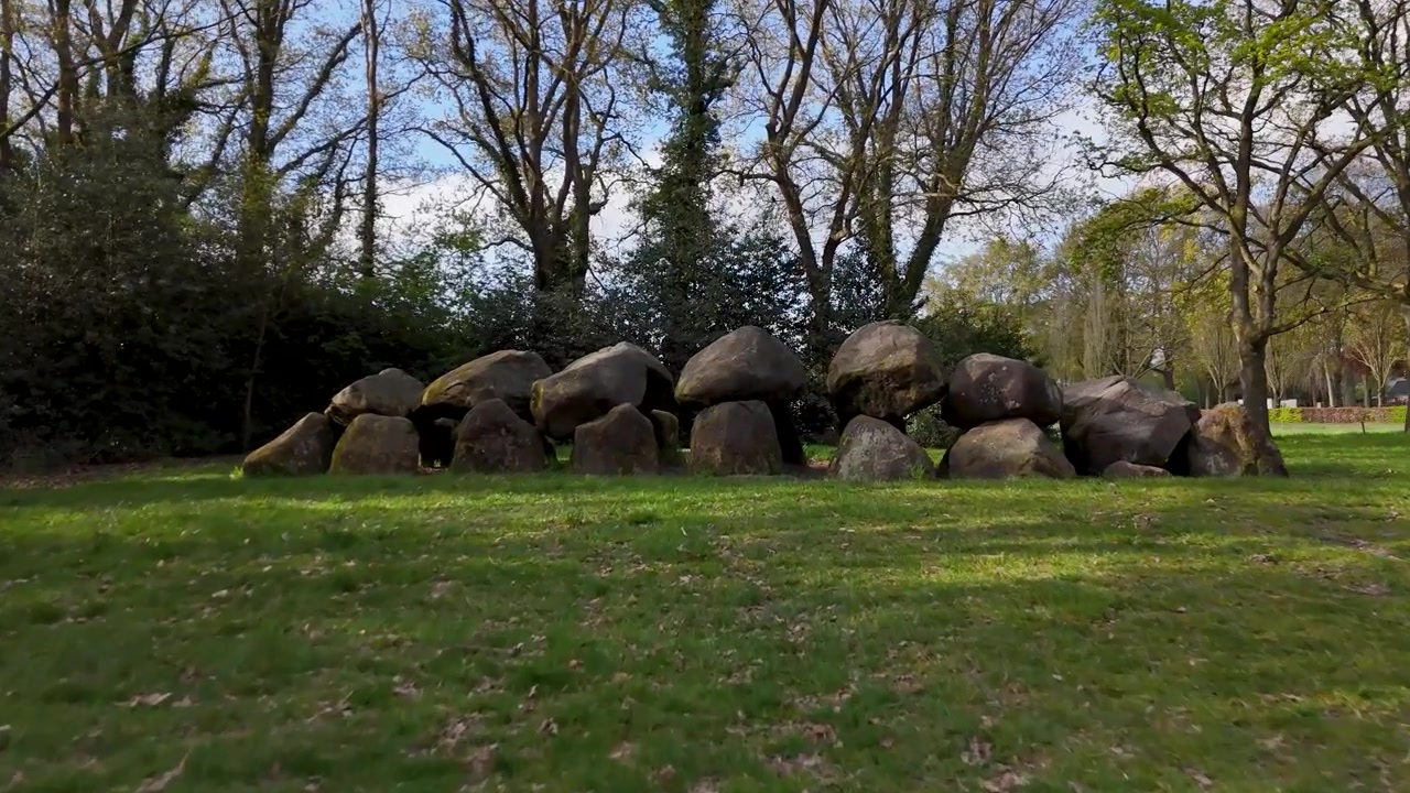 Gammel megalittisk dolmengrav i et gresskledd parkmiljø