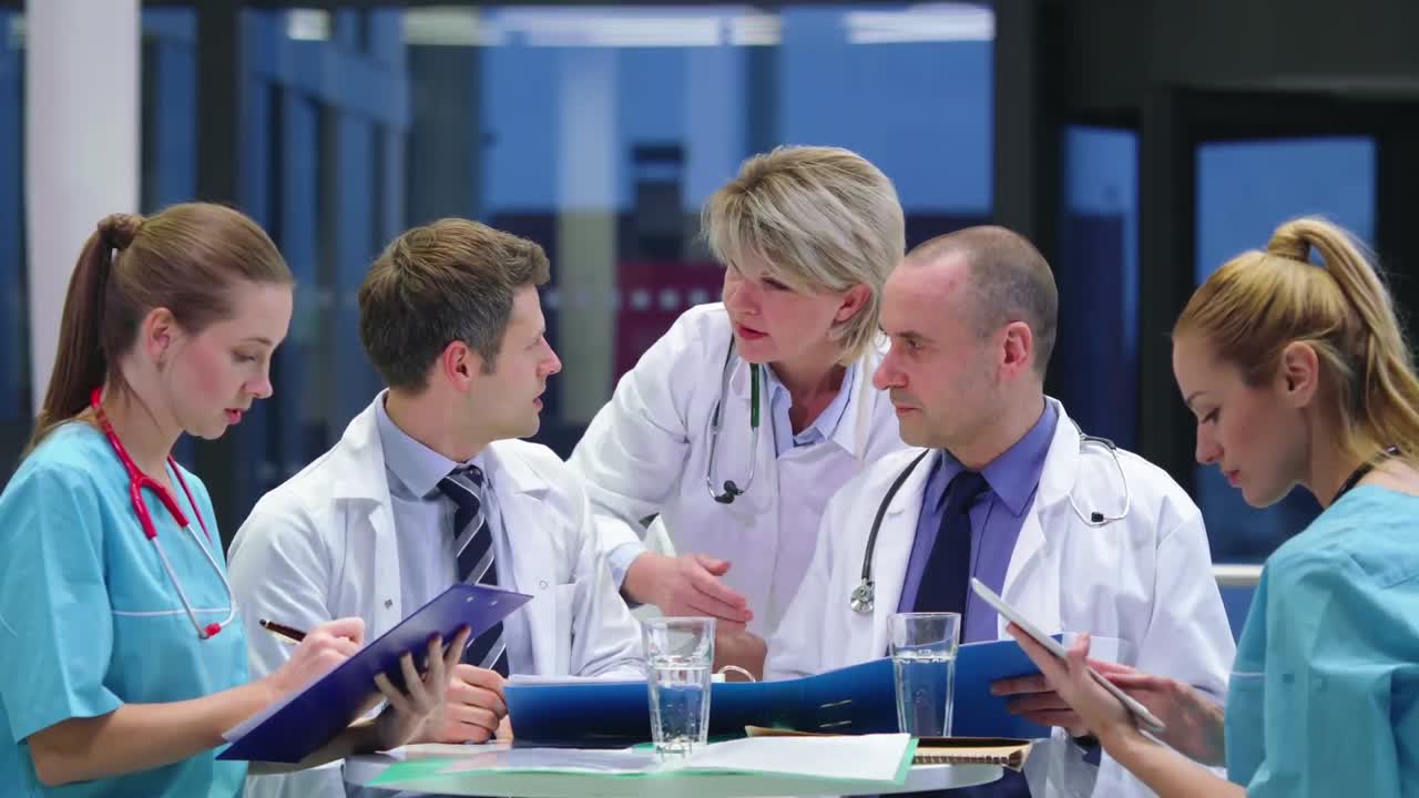 회의실 에서 회의 를 하는 의사 들 의 팀