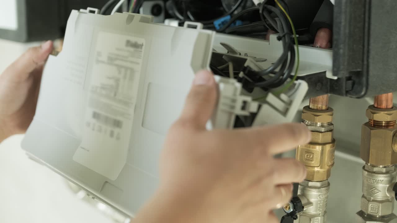 técnico de mantenimiento del sistema de bomba de calor en la sala de servicios