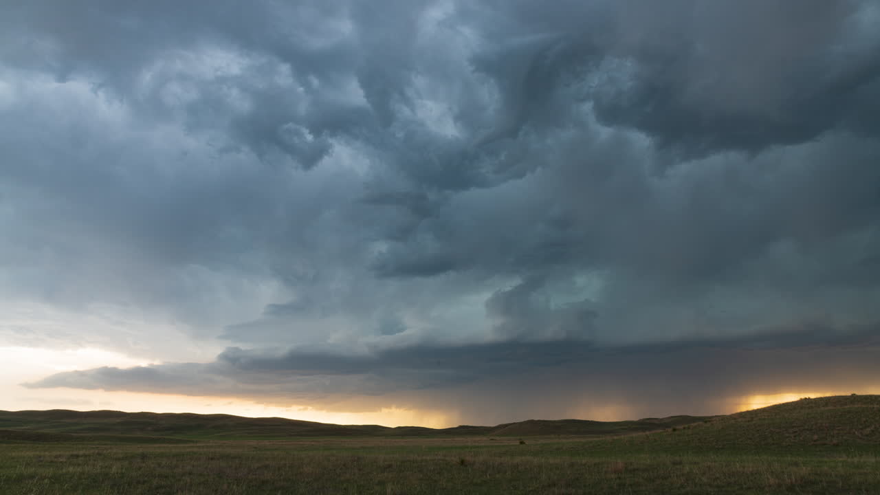 일시적인 폭풍은 천천히 우리로부터 멀어지고, 아름다운 색을 만들어 니다.