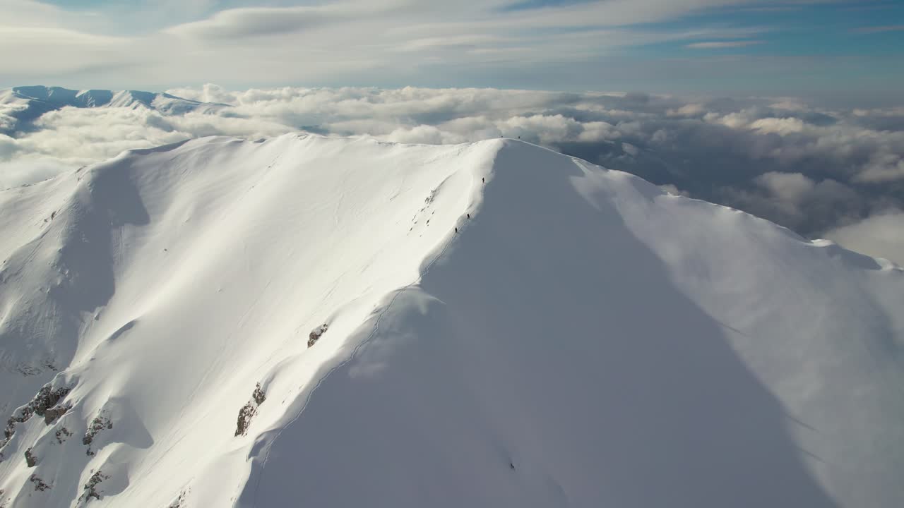 amanecer sobre las montañas piatra craiului con valles de niebla y colores vibrantes del cielo, vista aérea