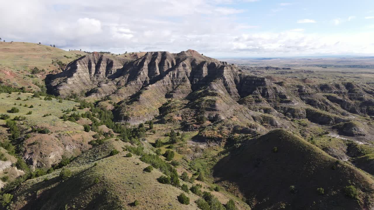 панорамный вид на холмы вайоминга летом с четко выраженными пластами разнообразных пород