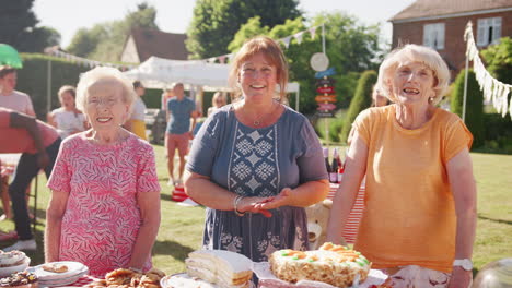 Zeitlupenporträt-Von-Drei-Reifen-Frauen,-Die-Auf-Einem-Kuchenstand-Bei-Einem-Geschäftigen-Sommergartenfest-Servieren