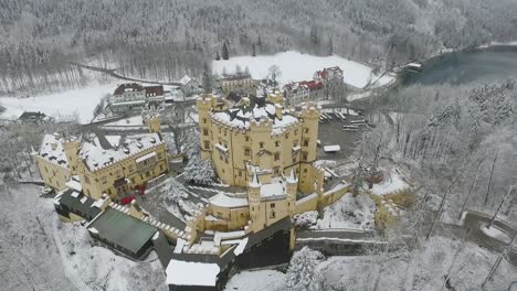 Vista-Aérea-De-Hohenschwangau-Directamente-Sobre-El-Castillo-En-Invierno