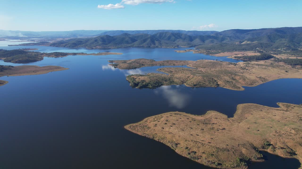 paisaje rural en el lago wivenhoe en la región de somerset, queensland, australia