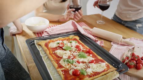 video de salpicado de queso en una pizza casera apetitosa