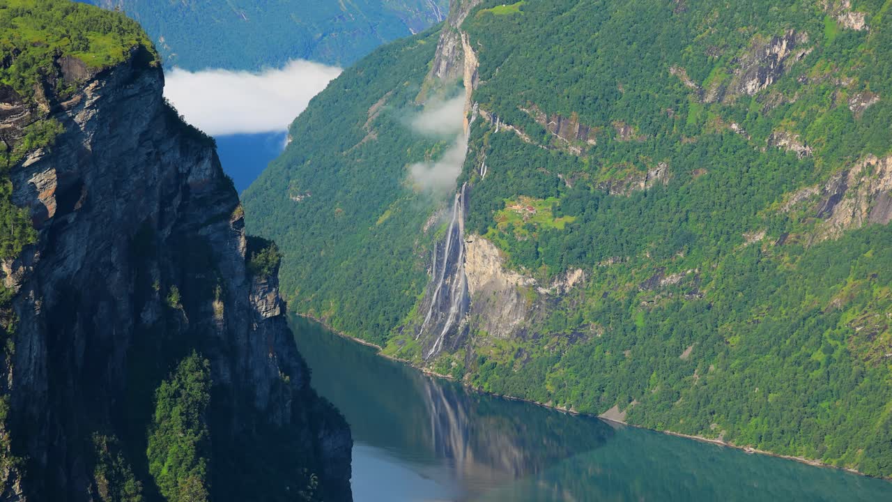 Majestátní norský fjord s vodopádem